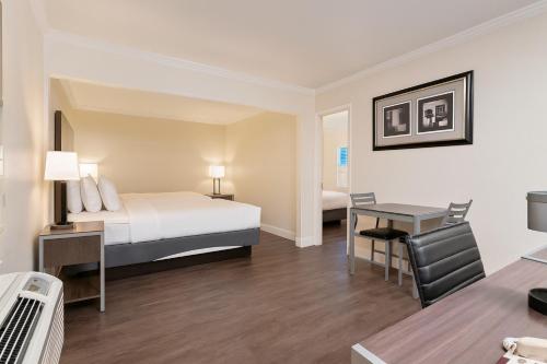 El Castell Motel - image 8