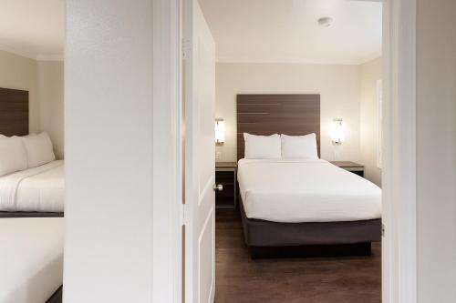 El Castell Motel - image 4