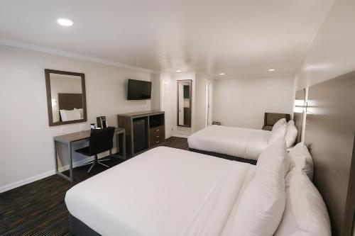 El Castell Motel - image 14