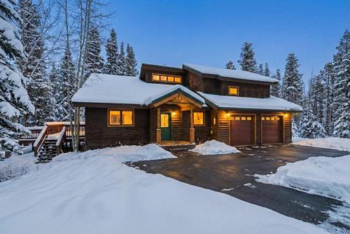 Breckenridge Basecamp Hot Tub + Fire Pit in Baldy Mountain