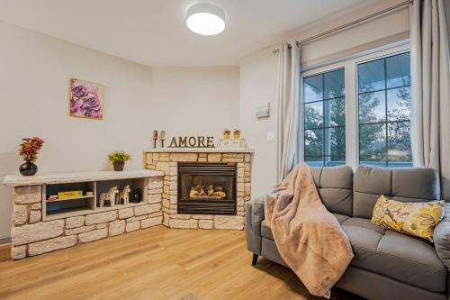 Valley Vista Haven - Exquisite Condo Retreat with Jacuzzi - Top Floor Romance - Self-Check-in - Gourmet Kitchen - Heated Pool Paradise