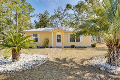 Close to Highway & Border: North Florida Hideaway