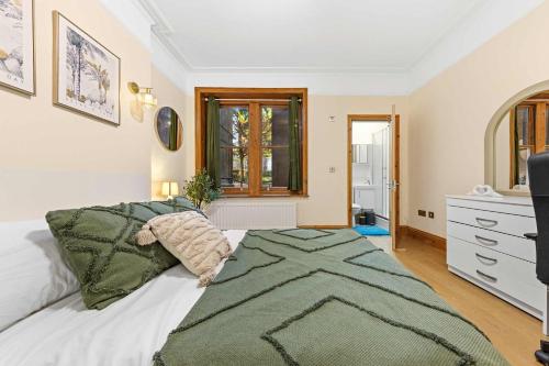 Maida Vale Apartment Sleeps 8 2 Min Walk from Maida Vale Station Weekend Parking Shared Garden - image 13