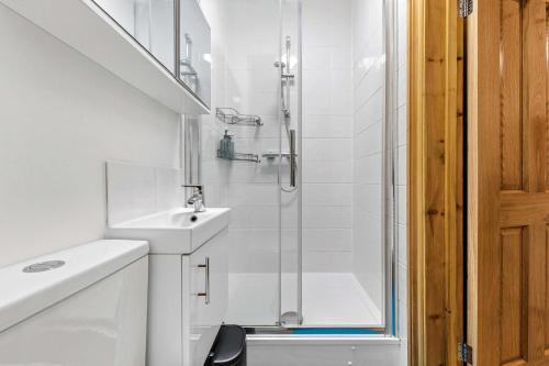 Maida Vale Apartment Sleeps 8 2 Min Walk from Maida Vale Station Weekend Parking Shared Garden - main image