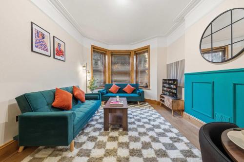 Maida Vale Apartment Sleeps 8 2 Min Walk from Maida Vale Station Weekend Parking Shared Garden