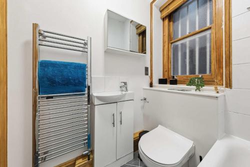 Maida Vale Apartment Sleeps 8 2 Min Walk from Maida Vale Station Weekend Parking Shared Garden - image 10