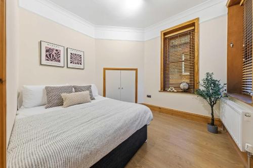 Maida Vale Apartment Sleeps 8 2 Min Walk from Maida Vale Station Weekend Parking Shared Garden - image 8