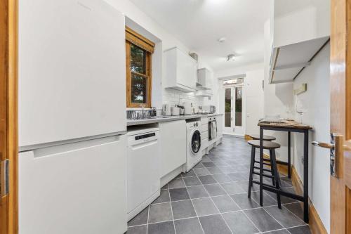 Maida Vale Apartment Sleeps 8 2 Min Walk from Maida Vale Station Weekend Parking Shared Garden - image 12