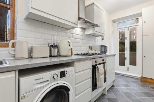 Maida Vale Apartment Sleeps 8 2 Min Walk from Maida Vale Station Weekend Parking Shared Garden - image 11