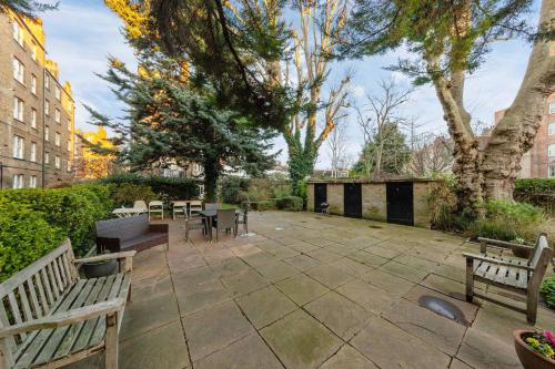 Maida Vale Apartment Sleeps 8 2 Min Walk from Maida Vale Station Weekend Parking Shared Garden - image 3