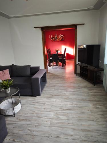 Közös társalgó / TV, FeWo Linnich für 6 Personen und 2 Hunde inklusive überdachter Terrasse (FeWo Linnich fur 6 Personen und 2 Hunde inklusive uberdachter Terrasse) in Linnich