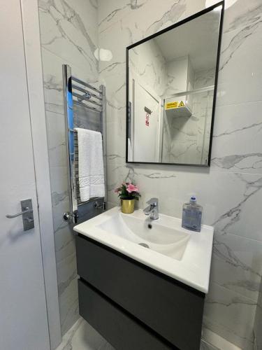 Kings Cross - Euston Apartment - image 13