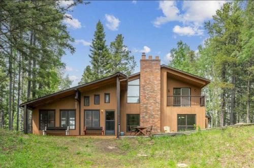 . Bragg Creek Vacation Estate with hot tub, sauna, pool table, karaoke, private pond and forest trails