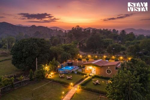 StayVista at Rayana with BBQ, Bonfire & pool