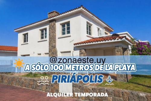 Piriapolis Centro Playa a una cuadra parrillero y cochera 4 habitaciones 3 banos