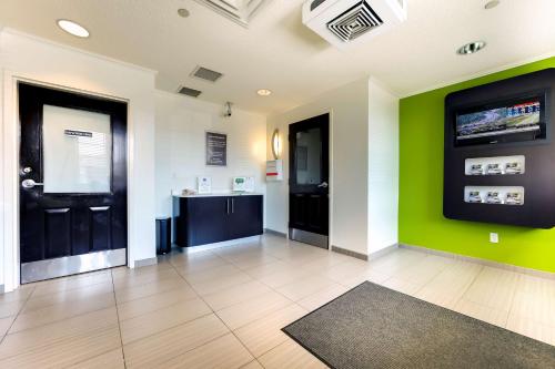 Lobi, Studio 6 Mississauga, ON - Toronto in Mississauga (ON)