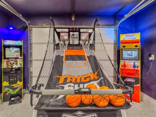 HeartOfRockfrd/NEXPlayground/IndoorHotTub/GameRoom in 羅克福德