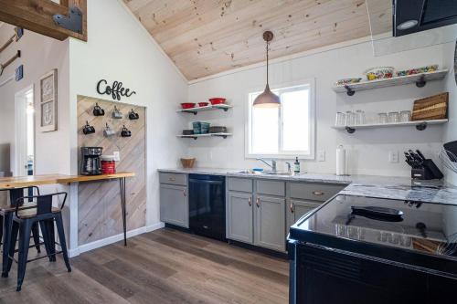 Walk to Lake Erie Renovated 2BR Huron Home Near Cedar Point & Kalahari in Huron (Ohio)