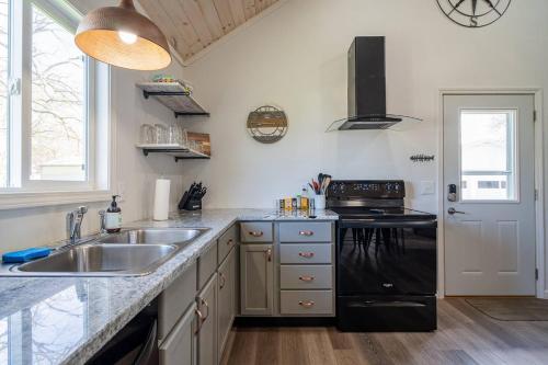 Walk to Lake Erie Renovated 2BR Huron Home Near Cedar Point & Kalahari in Huron (Ohio)