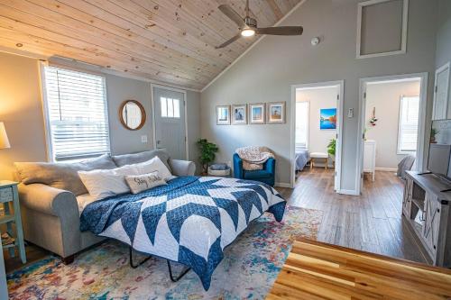Walk to Lake Erie Renovated 2BR Huron Home Near Cedar Point & Kalahari in Huron (Ohio)