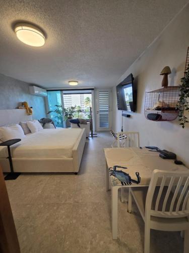 Serene Coastal Studio with King Bed & Balcony - image 6