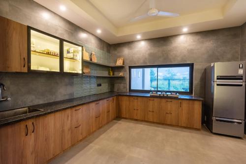 virtuve, SaffronStays Pebble House - 3BR riverside villa with glass walls, terraces & Nun River views, Dehrad in Galajwari