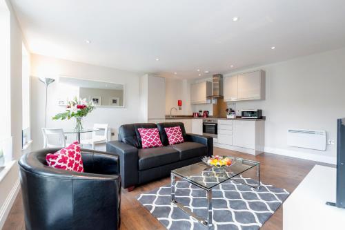 B&B Reigate - Roomspace Serviced Apartments - Trinity House - Bed and Breakfast Reigate