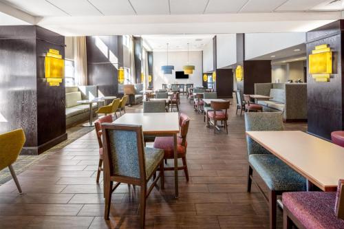 Hampton Inn and Suites Camp Springs - image 7
