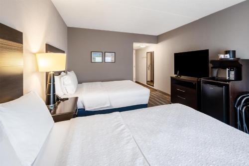 Hampton Inn and Suites Camp Springs - image 2