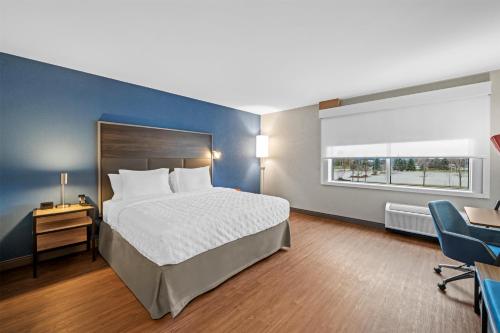 King Room with Roll-In Shower - Mobility Access