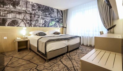 Deluxe Double or Twin Room with City View