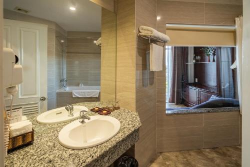 room detail thumbnail 2