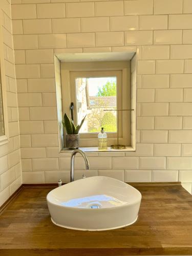 Fürdőszoba, Boho Chic Cottage & Wild Garden nr Soho Farmhouse in Steeple Aston