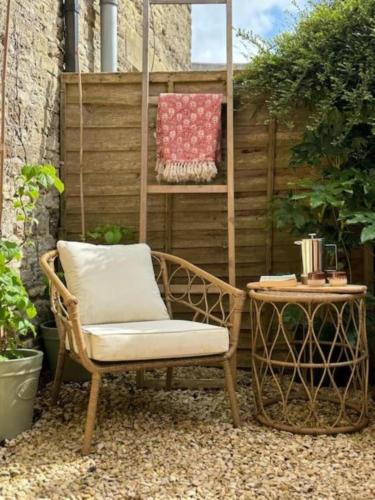 Kert, Boho Chic Cottage & Wild Garden nr Soho Farmhouse in Steeple Aston