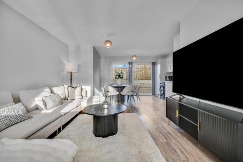Közös társalgó / TV, Lovely 2-Bed House with parking in Chelmsford