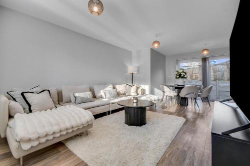 Közös társalgó / TV, Lovely 2-Bed House with parking in Chelmsford