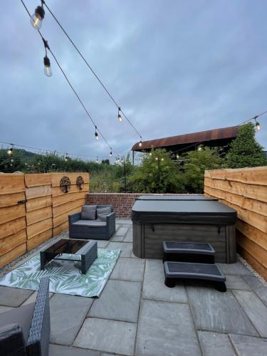 Balkons/terase, Bramble Cottage - Cosy 2 Bed With Deluxe HOT TUB & Log Burner in Burghill
