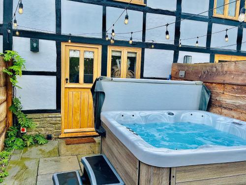 Karstais baseins, Bramble Cottage - Cosy 2 Bed With Deluxe HOT TUB & Log Burner in Burghill
