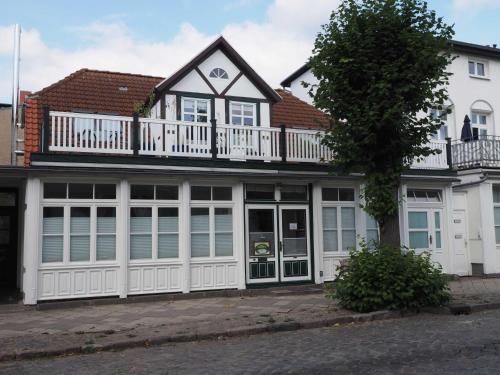 Kapitänshaus Josame Fewo 1, nur 350 m zum Strand in Warnemünde, Deutschland