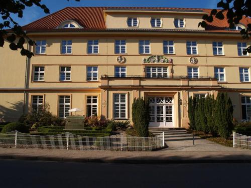 Residenz Unter den Linden 28 direkt am Stadtwald – khách sạn tại Kuhlungsborn Ost
