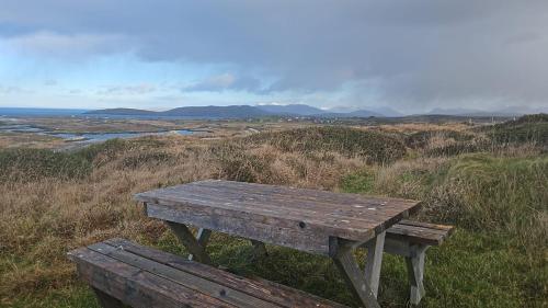 Drop Anchor House, Spacious 3 bedroom apartment, fabulous sea views in Cleggan