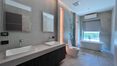 Bathroom, Luxurious 5-Bedroom Villa overlooking Pattaya City in Khao Mai Keaw
