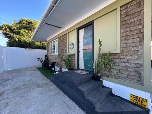 Exterior view, Uptown POS 2 bedroom WiFi, AC, coffee walkable to everything in Woodbrook