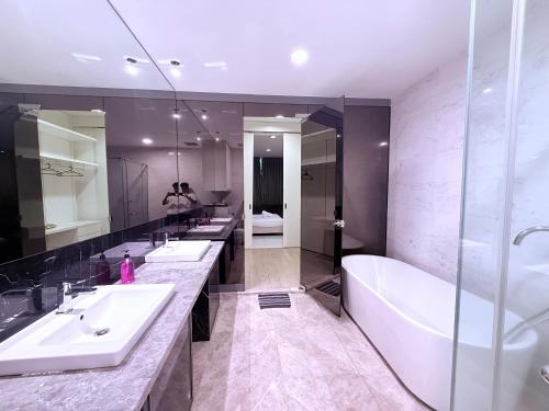 Platinum Klcc by StayAura - image 6