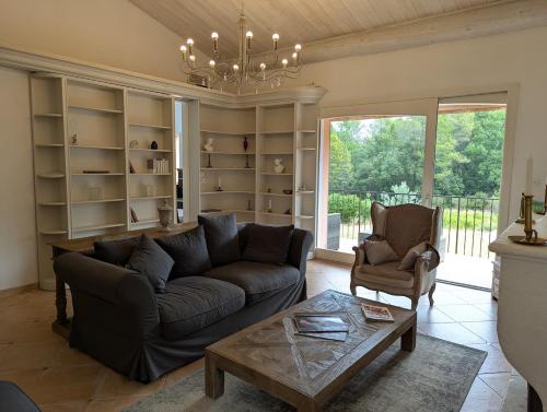 Charming house in the heart of the green Provence in 高咸斯