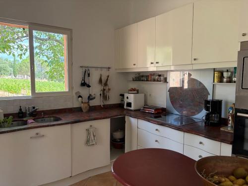 Charming house in the heart of the green Provence in 高咸斯
