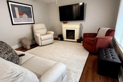 30 Something Quiet 3BR House Near I-77 & US-250 in New Philadelphia (OH)