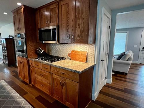 30 Something Quiet 3BR House Near I-77 & US-250 in New Philadelphia (OH)