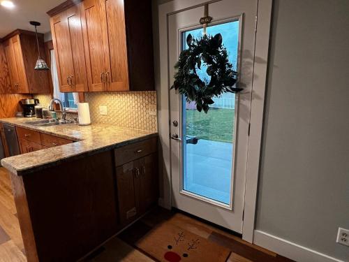 30 Something Quiet 3BR House Near I-77 & US-250 in New Philadelphia (OH)