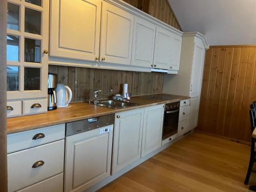 Kjøkken, Bright 2-Bedroom With Terrace And Fireplace in Beitostølen